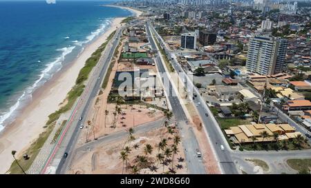 salvador, bahia, brésil - 20 novembre 2024 : travailleurs travaillant sur la côte atlantique de la ville de Salvador. Banque D'Images