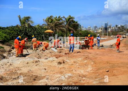 salvador, bahia, brésil - 20 novembre 2024 : travailleurs travaillant sur la côte atlantique de la ville de Salvador. Banque D'Images