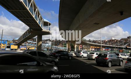 salvador, bahia, brésil - 11 novembre 2023 : circulation de véhicules près d'un viaduc dans la ville de Salvador. Banque D'Images