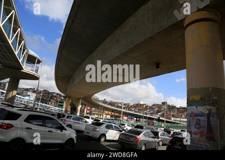 salvador, bahia, brésil - 11 novembre 2023 : circulation de véhicules près d'un viaduc dans la ville de Salvador. Banque D'Images