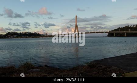 ilheus, bahia, brésil - 10 décembre 2023 : vue du pont Jorge Amado dans la ville d'Ilheus, au sud de Bahia. Banque D'Images