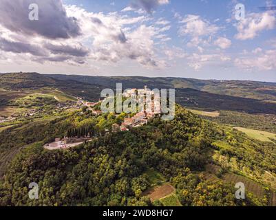 Une vue aérienne de Motovun, une ville médiévale pittoresque perchée sur une colline verdoyante en Istrie, Croatie Banque D'Images