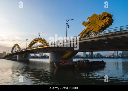 Dragon Bridge, le point de repère de Da Nang traversant la rivière han au vietnam Banque D'Images