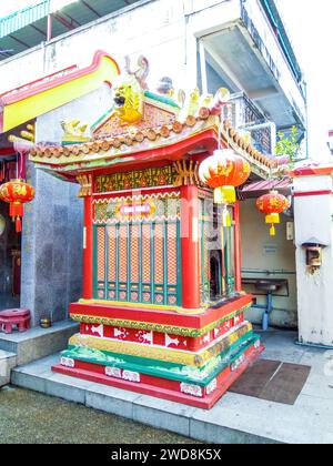 Phuket, Thaïlande - 22 février 2018 : brûleur de billets d'enfer de San Jao Jui Tui. Petit bâtiment dans le temple Jui Tui Tao BOH Kaeng dans la vieille ville Banque D'Images