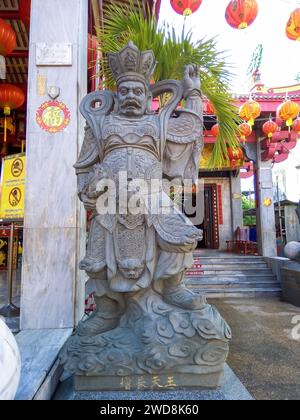 Statue en pierre de divinité gardant l'entrée du temple Jui Tui Tao BOH Kaeng à Phuket, Thaïlande. Sculpture en béton du gardien dans le sanctuaire chinois Jui Tui Banque D'Images