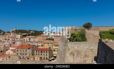 Calvi, Corse, 2017. Panorama de la ville depuis la Citadelle de Calvi par une journée d'été lumineuse Banque D'Images