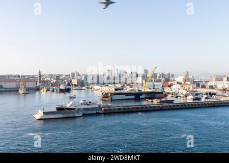 Photographie prise à Naples, en Italie, montrant une vue du centre directionnel, du port et de la ville Banque D'Images