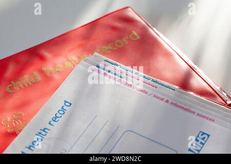 Londres, Royaume-Uni. 19 janvier 2023. Bilan de vaccination d'un enfant : l'Agence de sécurité sanitaire du Royaume-Uni (UKHSA) a averti aujourd'hui qu'il existe un risque d'épidémies de rougeole en raison des faibles taux de vaccination ces dernières années. Seulement 85 % des enfants commencent l'école avec deux doses de vaccin ROR, alors qu'un taux de 95 % est nécessaire pour l'immunité collective. Crédit : Anna Watson/Alamy Live News Banque D'Images