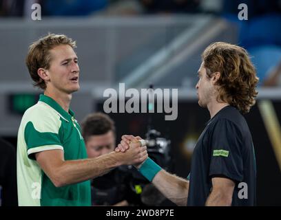 Melbourne, Australie. 19 janvier 2024. Andrey Rublev (R), de Russie, et Sebastian Korda, des États-Unis, se serrent la main après leur match de troisième tour en simple masculin au tournoi de tennis Open d'Australie à Melbourne, en Australie, le 19 janvier 2024. Crédit : Hu Jingchen/Xinhua/Alamy Live News Banque D'Images