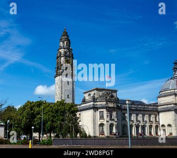 Cardiff, Glamorgan, pays de Galles août 11 2023 - Hôtel de ville de Cardiff avec son emblématique tour d'horloge à quatre côtés et son cadran doré Banque D'Images