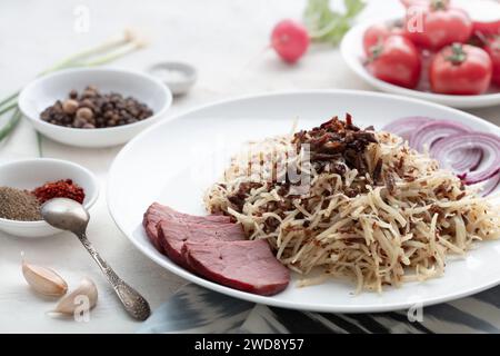 Concept de cuisine ouzbek et Asie centrale. Nourriture ouzbek Naryn, légumes et épices. Fond de recette alimentaire Banque D'Images