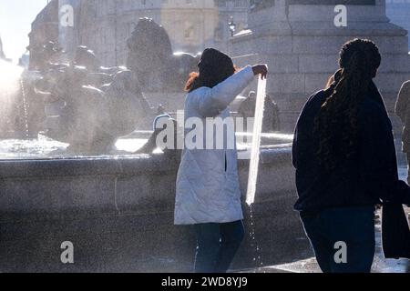 Trafalgar Square, Londres, Royaume-Uni. 19 janvier 2024. UK Météo : glace sur les fontaines de Trafalgar Square, mais le temps chaud shoud prendre la température à 15 degrés par mardi. Crédit : Matthew Chattle/Alamy Live News Banque D'Images