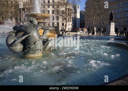 Eau gelée dans les fontaines de Trafalgar Square à Londres. La neige et la glace sont appelées à être remplacées par le vent et la pluie alors que l'air plus doux revient au Royaume-Uni. Date de la photo : Vendredi 19 janvier 2024. Banque D'Images
