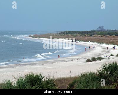 St. Petersburg, Floride, États-Unis - 24 décembre 2015 : Plage dans le parc du comté de fort de Soto. Golfe du Mexique. Des gens marchant sur les rives. Banque D'Images