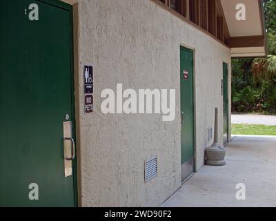 Salle de bain de camping dans la forêt nationale d'Ocala. Services publics. Banque D'Images