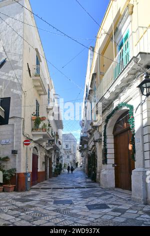 Une rue étroite parmi les vieilles maisons de Monopoli, une ville de la province de Bari, en Italie. Banque D'Images