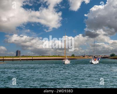 Voiliers à havenkanaal, canal portuaire et Skyline de Zierikzee, ville sur Schouwen-Duiveland en Zélande, pays-Bas Banque D'Images