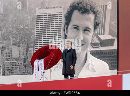 Muenchen, Deutschland. 19 janvier 2024. Jonas Kaufmann (Saenger, étoile ténor) BEI einer musikalischen Darbietung auf der Buehne. An der Videowand ein Bild von Beckenbauer à New York. GER, FC Bayern Muenchen, Gedenkfeier für Franz Beckenbauer, Allianz-Arena, 19.01.2024. Photo : Eibner-Pressefoto/Heike Feiner crédit : dpa/Alamy Live News Banque D'Images