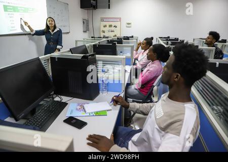 (240119) -- ADDIS-ABEBA, 19 janv. 2024 (Xinhua) -- Un enseignant chinois prend la parole dans une leçon pour enseignants éthiopiens locaux à l'Université d'Addis-Abeba à Addis-Abeba, Éthiopie, le 18 janvier 2024. Un programme de formation de quatre jours, commençant mercredi, est organisé à l'Université d'Addis Abeba (AAU) pour promouvoir les capacités des enseignants locaux à maîtriser les quatre aspects importants de l'enseignement du chinois : grammaire, phonétique, vocabulaire et caractères, selon Gao Lili, directeur de l'Institut Confucius à l'AAU. POUR ALLER AVEC «caractéristique : les enseignants éthiopiens exploitent le pouvoir de la langue chinoise pour relier les cultures» (X Banque D'Images