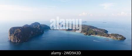 Vue panoramique d'en haut, superbe vue aérienne de Ko Phi Phi Don. Ko Phi Phi Don est l’île principale de l’archipel thaïlandais de Ko Phi Phi. Mer d'Andaman Banque D'Images