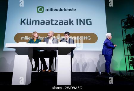 AMSTERDAM - Milieudefensie Jong Winnie Oussoren, directeur Milieudefensie Donald Pols et avocat Roger Cox lors d'une conférence de presse de Milieudefensie. L’organisation lance un nouveau dossier climatique contre l’institution financière ING. ANP KOEN VAN WEEL netherlands Out - belgique Out Credit : ANP/Alamy Live News Banque D'Images