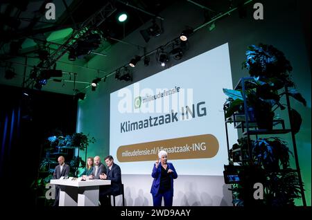 AMSTERDAM - Milieudefensie Jong Winnie Oussoren, directeur Milieudefensie Donald Pols et avocat Roger Cox lors d'une conférence de presse de Milieudefensie. L’organisation lance un nouveau dossier climatique contre l’institution financière ING. ANP KOEN VAN WEEL netherlands Out - belgique Out Credit : ANP/Alamy Live News Banque D'Images