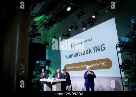 AMSTERDAM - Milieudefensie Jong Winnie Oussoren, directeur Milieudefensie Donald Pols et avocat Roger Cox lors d'une conférence de presse de Milieudefensie. L’organisation lance un nouveau dossier climatique contre l’institution financière ING. ANP KOEN VAN WEEL netherlands Out - belgique Out Credit : ANP/Alamy Live News Banque D'Images