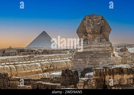 Vue avec le Grand Sphinx de Gizeh, près du site des grandes pyramides de la nécropole de Gizeh. Al Haram, Gouvernorat de Gizeh, Égypte, Afrique. Banque D'Images