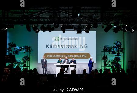 AMSTERDAM - Milieudefensie Jong Winnie Oussoren, directeur Milieudefensie Donald Pols et avocat Roger Cox lors d'une conférence de presse de Milieudefensie. L’organisation lance un nouveau dossier climatique contre l’institution financière ING. ANP KOEN VAN WEEL netherlands Out - belgique Out Credit : ANP/Alamy Live News Banque D'Images