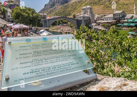 MOSTAR, BOSNIE-HERZÉGOVINE - 15 AOÛT 2022 : inscription soulignant l'inclusion de la ZONE DE L'ANCIEN PONT à LA VIEILLE VILLE DE MOSTAR sur l'UNESCO Banque D'Images