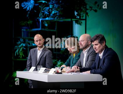 AMSTERDAM - Milieudefensie Jong Winnie Oussoren, directeur Milieudefensie Donald Pols et avocat Roger Cox lors d'une conférence de presse de Milieudefensie. L’organisation lance un nouveau dossier climatique contre l’institution financière ING. ANP KOEN VAN WEEL netherlands Out - belgique Out Credit : ANP/Alamy Live News Banque D'Images