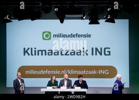 AMSTERDAM - Milieudefensie Jong Winnie Oussoren, directeur Milieudefensie Donald Pols et avocat Roger Cox lors d'une conférence de presse de Milieudefensie. L’organisation lance un nouveau dossier climatique contre l’institution financière ING. ANP KOEN VAN WEEL netherlands Out - belgique Out Credit : ANP/Alamy Live News Banque D'Images