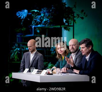 AMSTERDAM - Milieudefensie Jong Winnie Oussoren, directeur Milieudefensie Donald Pols et avocat Roger Cox lors d'une conférence de presse de Milieudefensie. L’organisation lance un nouveau dossier climatique contre l’institution financière ING. ANP KOEN VAN WEEL netherlands Out - belgique Out Credit : ANP/Alamy Live News Banque D'Images