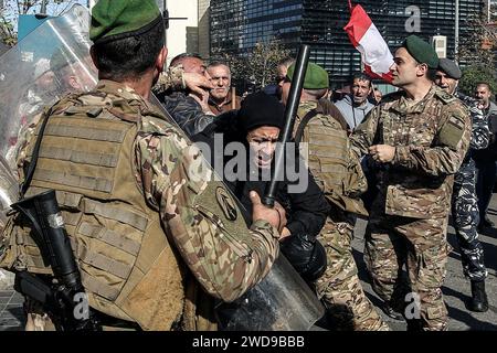 Beyrouth, Liban. 19 janvier 2024. Des soldats libanais sécurisant une banque locale se sont disputés avec des manifestants lors d'une manifestation pour exiger l'imposition d'un calendrier pour la restitution des économies des déposants. Les protestations des déposants contre les banques se sont exprimées régulièrement depuis les restrictions imposées par les banques libanaises en 2019, au début d’une crise économique sans précédent dans laquelle le Liban est encore enchevêtré. Crédit : Marwan Naamani/dpa/Alamy Live News Banque D'Images