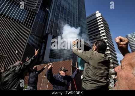 Beyrouth, Liban. 19 janvier 2024. Les déposants libanais jettent des pétards sur la façade d’une banque locale, lors d’une manifestation pour exiger l’imposition d’un calendrier de restitution des économies des déposants. Les protestations des déposants contre les banques se sont exprimées régulièrement depuis les restrictions imposées par les banques libanaises en 2019, au début d’une crise économique sans précédent dans laquelle le Liban est encore enchevêtré. Crédit : Marwan Naamani/dpa/Alamy Live News Banque D'Images