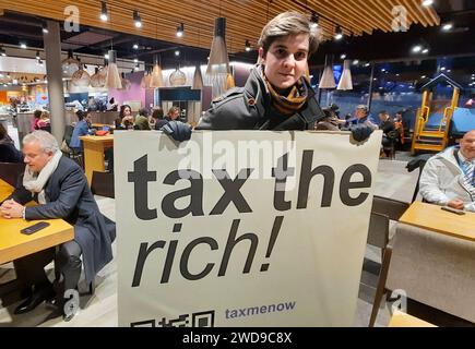 Davos, France. 17 janvier 2024. © Marie Viennot/radio France/Maxppp - Marie Viennot/radio France/Maxppp, Davos 17/01/2024 Engelhorn, héritière autrichienne manifeste depuis dimanche dans les rues de Davos et enchaine les rendez-vous les médias. Davos, Suisse, le 17 janvier 2024 Marlène Engelhorn, héritière autrichienne, manifeste depuis dimanche dans les rues de Davos et organise une série de rencontres avec les médias. 'Tax the richs' *** Légende locale *** France Culture Credit : MAXPPP/Alamy Live News Banque D'Images