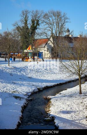 Dortmund, Rhénanie du Nord-Westphalie, Allemagne - hiver avec neige dans la région de la Ruhr, renaturalisé Emscher à Dortmund-Aplerbeck au château denté Haus R. Banque D'Images