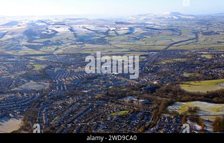 Vue aérienne de Skipton dans le North Yorkshire de l'est en regardant vers l'ouest vers les collines enneigées de Pennine Banque D'Images