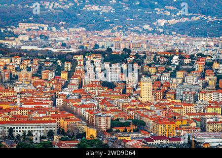 La Spezia, l'Italie s'gratte-ciel sur le port à la tombée de la nuit. Banque D'Images