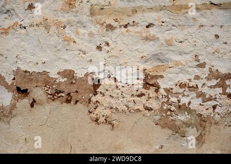 Détail du revêtement de plâtre de rendu de ciment sur l'ancien mur blanc lavé à la chaux Banque D'Images