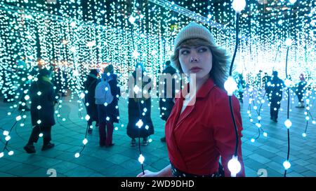 Londres, Royaume-Uni, le 17 janvier 2024, Winter Lights at Canary Wharf a ouvert ses portes pour sa 8e édition. Des installations lumineuses sont autour de la zone pour les gens à explorer. C'est gratuit ; il a ouvert du 17 au 27 janvier 2024. Julia un modèle de Norvège appréciait les lumières par une nuit très froide, cette installation artistique s'appelle Submergence par Squidsoup., Andrew Lalchan Photography/Alamy Live News Banque D'Images