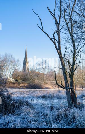 Église paroissiale de St Pierre et St Paul dans le gel de janvier. Upton upon Severn, Worcestershire, Angleterre Banque D'Images