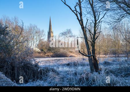 Église paroissiale de St Pierre et St Paul dans le gel de janvier. Upton upon Severn, Worcestershire, Angleterre Banque D'Images