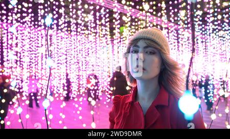 Londres, Royaume-Uni, le 17 janvier 2024, Winter Lights at Canary Wharf a ouvert ses portes pour sa 8e édition. Des installations lumineuses sont autour de la zone pour les gens à explorer. C'est gratuit ; il a ouvert du 17 au 27 janvier 2024. Julia un modèle de Norvège appréciait les lumières par une nuit très froide, cette installation artistique s'appelle Submergence par Squidsoup., Andrew Lalchan Photography/Alamy Live News Banque D'Images