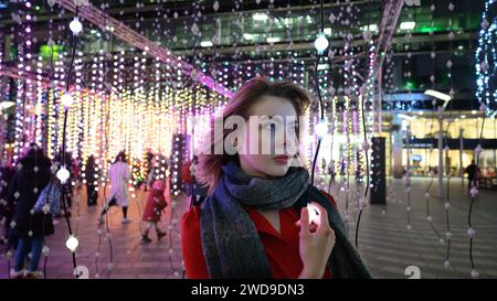 Londres, Royaume-Uni, le 17 janvier 2024, Winter Lights at Canary Wharf a ouvert ses portes pour sa 8e édition. Des installations lumineuses sont autour de la zone pour les gens à explorer. C'est gratuit ; il a ouvert du 17 au 27 janvier 2024. Julia un modèle de Norvège appréciait les lumières par une nuit très froide, cette installation artistique s'appelle Submergence par Squidsoup., Andrew Lalchan Photography/Alamy Live News Banque D'Images