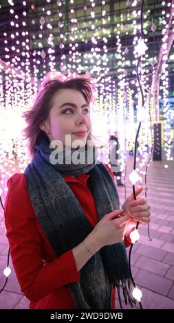 Londres, Royaume-Uni, le 17 janvier 2024, Winter Lights at Canary Wharf a ouvert ses portes pour sa 8e édition. Des installations lumineuses sont autour de la zone pour les gens à explorer. C'est gratuit ; il a ouvert du 17 au 27 janvier 2024. Julia un modèle de Norvège appréciait les lumières par une nuit très froide, cette installation artistique s'appelle Submergence par Squidsoup., Andrew Lalchan Photography/Alamy Live News Banque D'Images