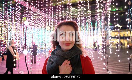 Londres, Royaume-Uni, le 17 janvier 2024, Winter Lights at Canary Wharf a ouvert ses portes pour sa 8e édition. Des installations lumineuses sont autour de la zone pour les gens à explorer. C'est gratuit ; il a ouvert du 17 au 27 janvier 2024. Julia un modèle de Norvège appréciait les lumières par une nuit très froide, cette installation artistique s'appelle Submergence par Squidsoup., Andrew Lalchan Photography/Alamy Live News Banque D'Images