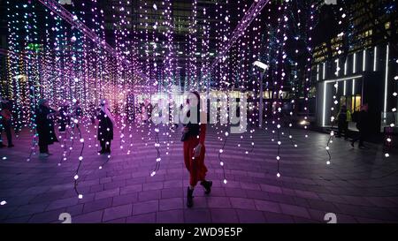 Londres, Royaume-Uni, le 17 janvier 2024, Winter Lights at Canary Wharf a ouvert ses portes pour sa 8e édition. Des installations lumineuses sont autour de la zone pour les gens à explorer. C'est gratuit ; il a ouvert du 17 au 27 janvier 2024. Julia un modèle de Norvège appréciait les lumières par une nuit très froide, cette installation artistique s'appelle Submergence par Squidsoup., Andrew Lalchan Photography/Alamy Live News Banque D'Images