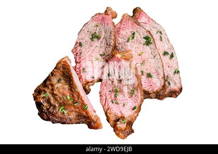 Tranches rares de rôti de bœuf d'aloyau à trois pointes steak bbq isolé sur fond blanc, vue de dessus Banque D'Images