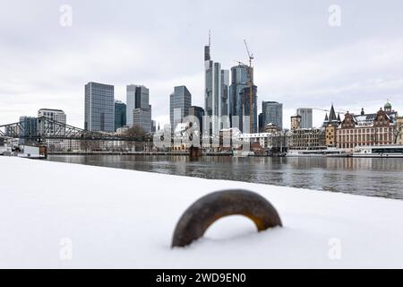 Die Frankfurter Skyline im Schnee Die Frankfurter Bankenskyline ist winterlich verschneit. Frankfurt am main Hessen Deutschland *** la Skyline de Francfort dans la neige la Skyline de Francfort est couverte de neige d'hiver Frankfurt am main Hesse Allemagne 2024-01-18 ffm Skyline winter schnee 03 Banque D'Images